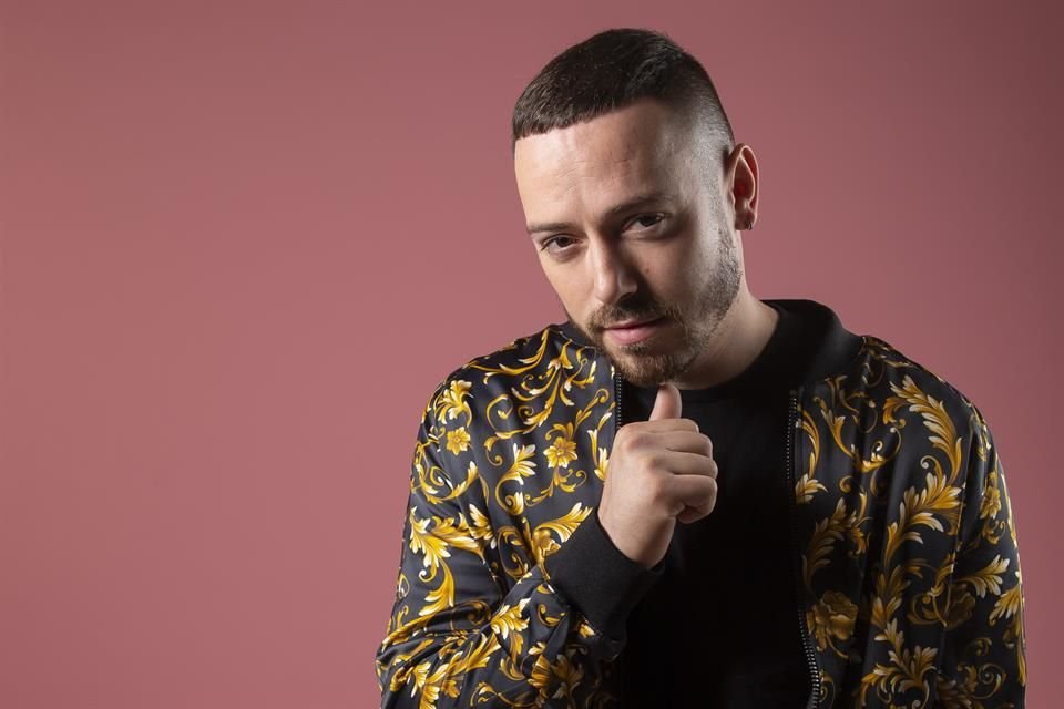 El cantante promueve la canción 'Más que Sexo'.