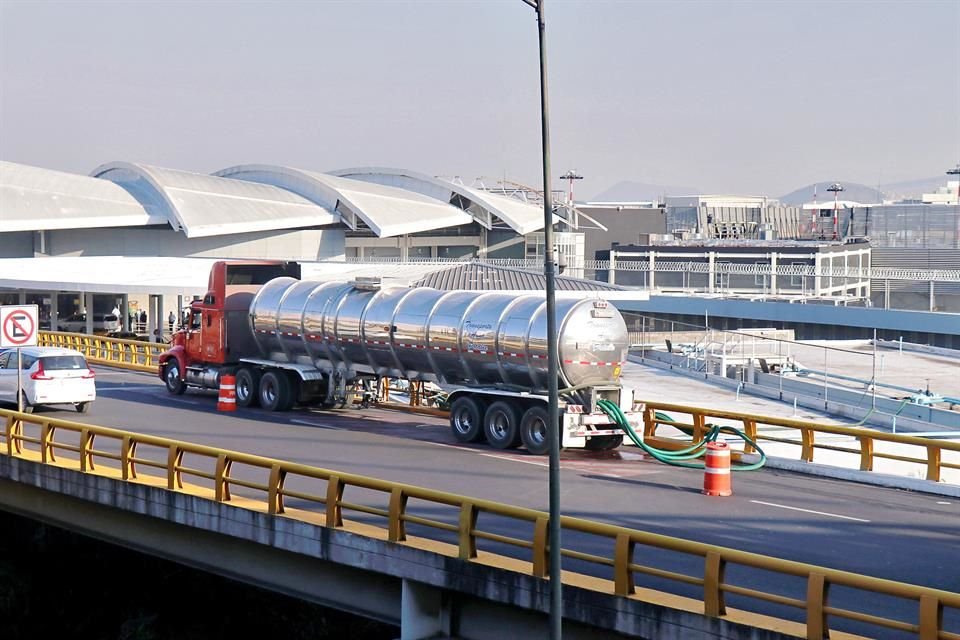 El servicio de agua al AICM, surtido de manera irregular por la empresa Servicio Trejo Pipas de Agua, mantuvo su operación sin ningún problema. A diario surte en promedio 38 cargas a la terminal.