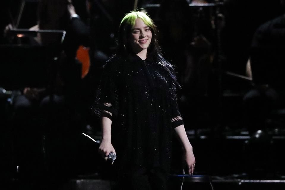 Billie Eilish durante su presentación en los Brit Awards.