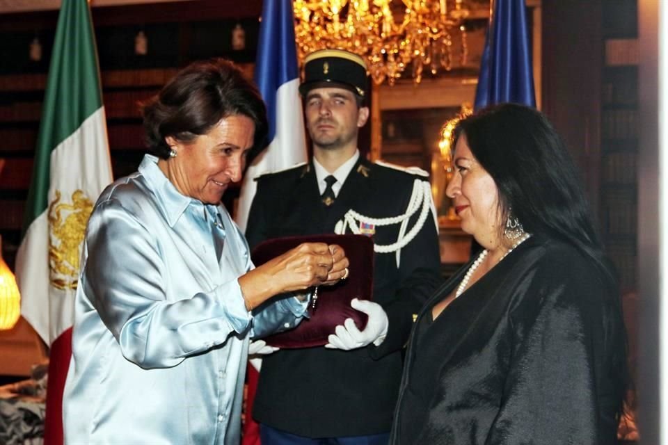 Anne Grillo, Embajadora de Francia en México, entrega la Condecoración en el grado de Caballero en la orden de las Artes y Las Letras a Betsabé Romero.