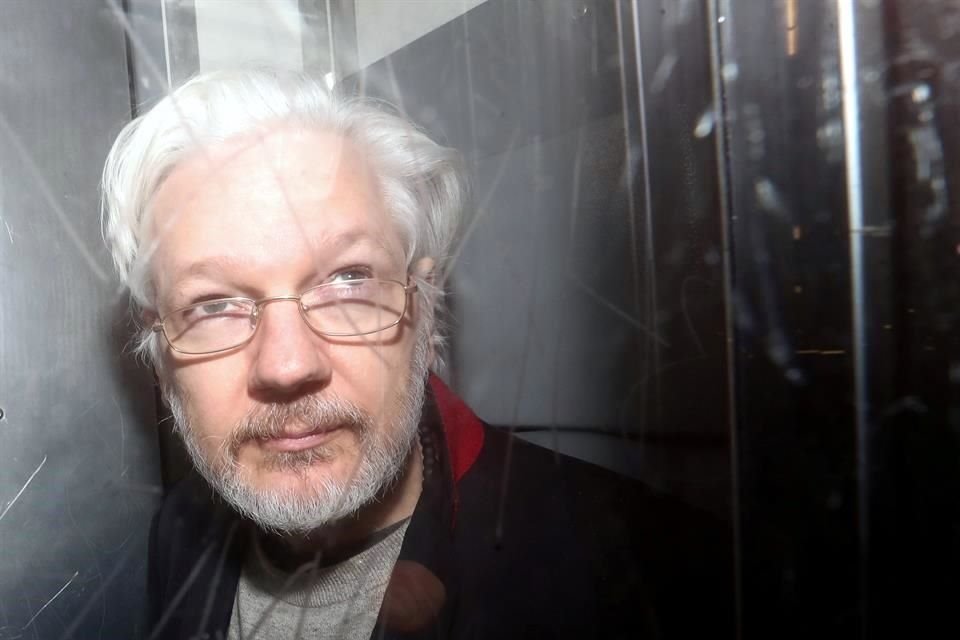 Abogado de Julian Assange dijo que EU le ofreció el indulto a su cliente si alejaba la atención que recibía Rusia.