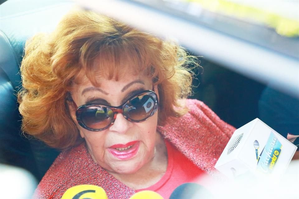 Silvia Pinal dijo al salir del hospital que se siente muy bien y que está sana.