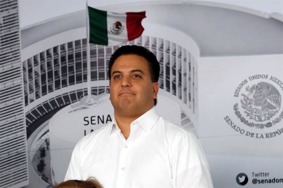 'Cuando entró la nueva Legislatura, un servidor, por protección personal y del grupo, se hizo una revisión y tengo en mis manos el dictamen que me entregaron y lo que muestra es que no había instalado ningún micrófono', dijo Zepeda.