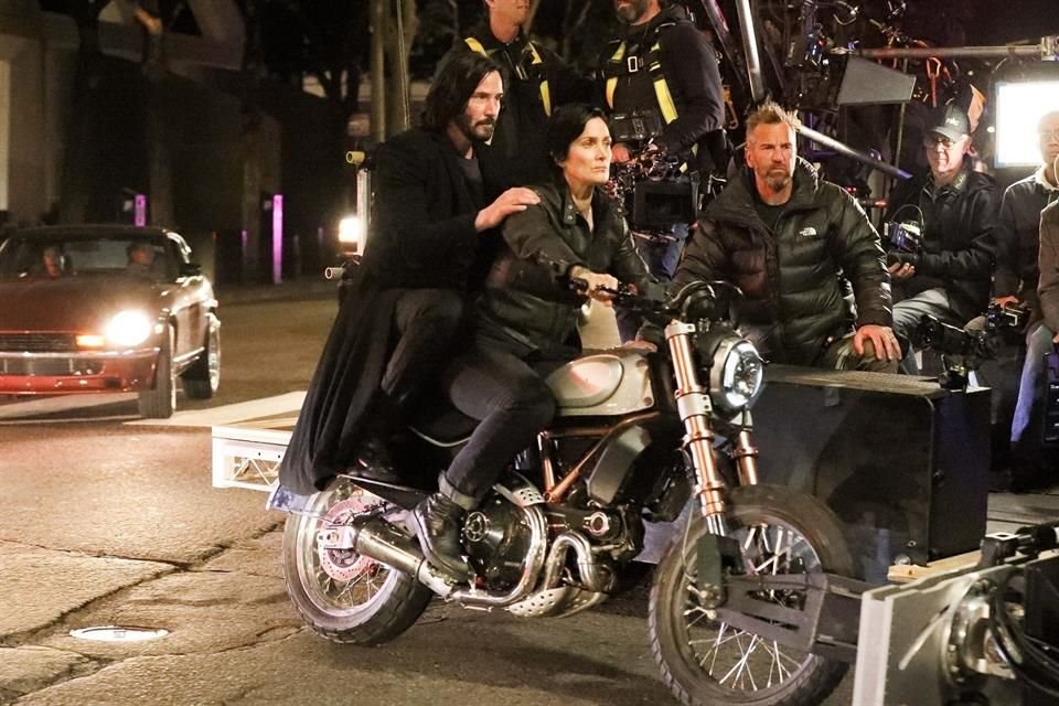 Keanu Reeves y Carrie-Anne Moss filmaron esta semana en San Francisco varias escenas de 'Matrix 4'.