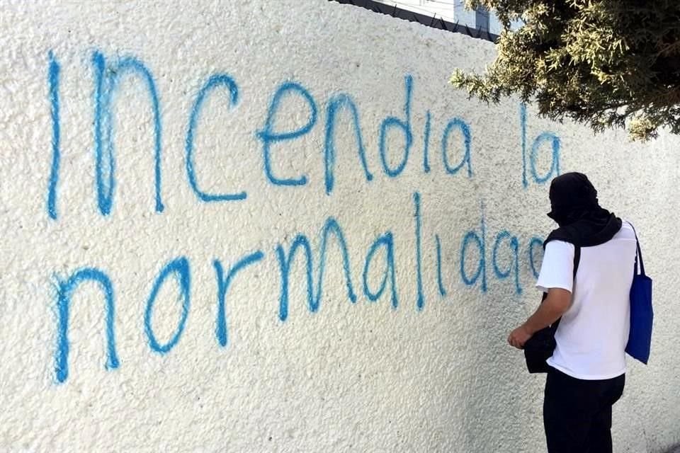 Los manifestantes realizan marchas en el camino hacia Rectoría.