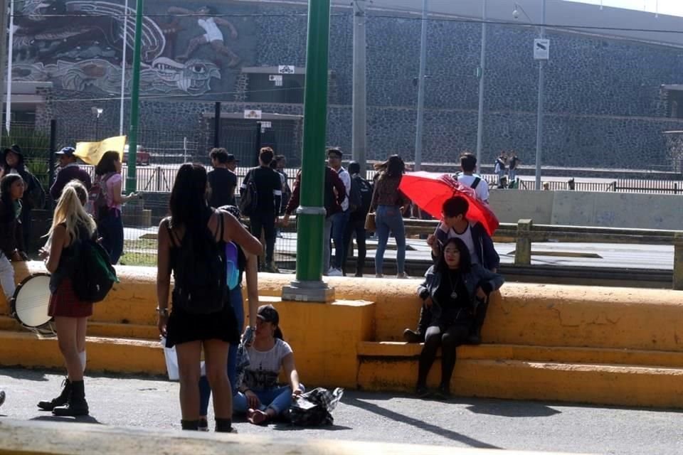 Estudiantes del CCH Sur y Oriente que buscan entregar pliegos petitorios contra violencia de género, bloquean Insurgentes frente a Rectoría.