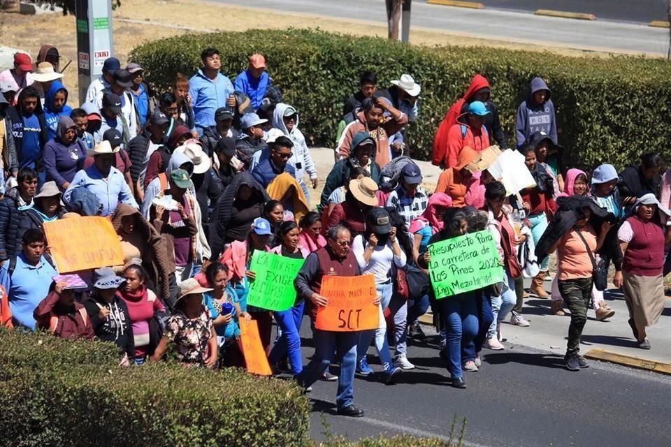 El director fue obligado a caminar sobre el Boulevard Felipe Ángeles con dirección a la CDMX.
