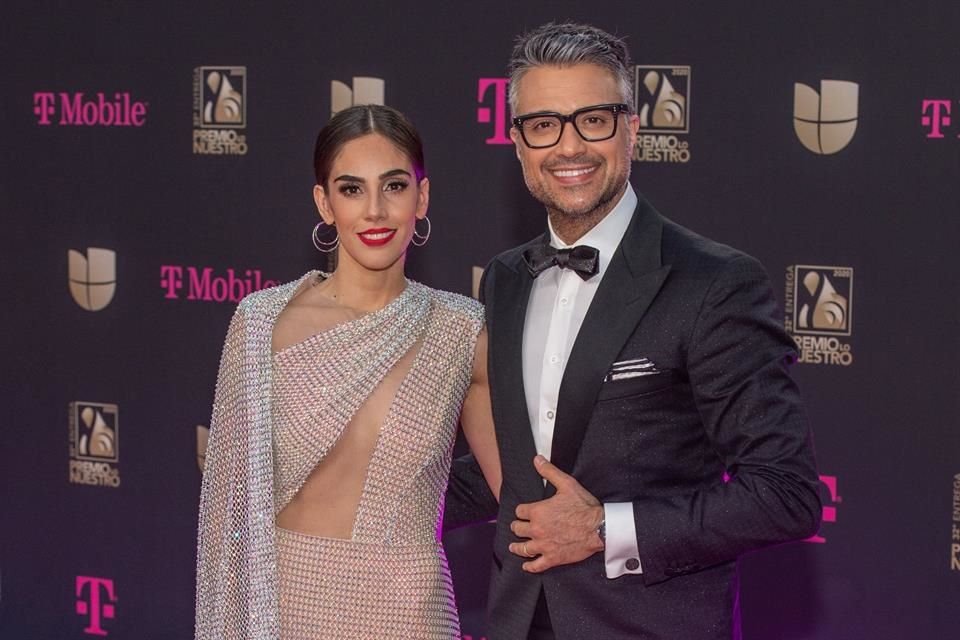 A la alfombra roja la actriz mexicana Sandra Echavarría llegó acompañada de Jaime Camil, su compañero en la cinta 'Loco Por Ti'.