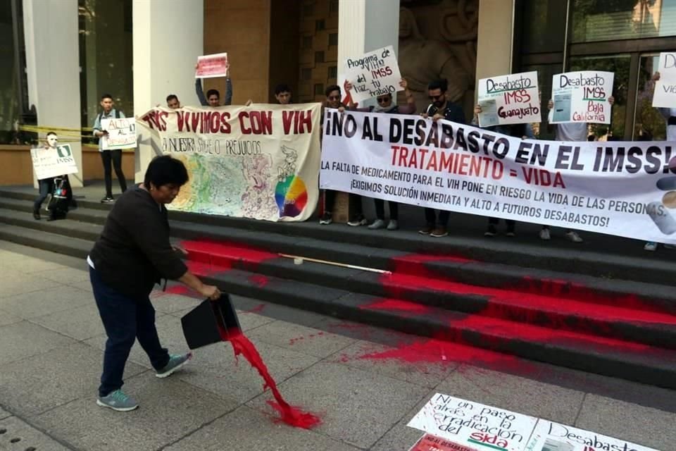 En su protesta, los manifestantes arrojaron pintura roja a las instalaciones.
