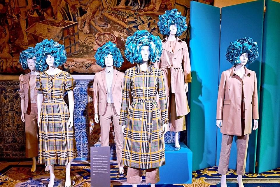 En plena Plaza Real del centro de Madrid se montó esta exposición con floridos maniquíes.