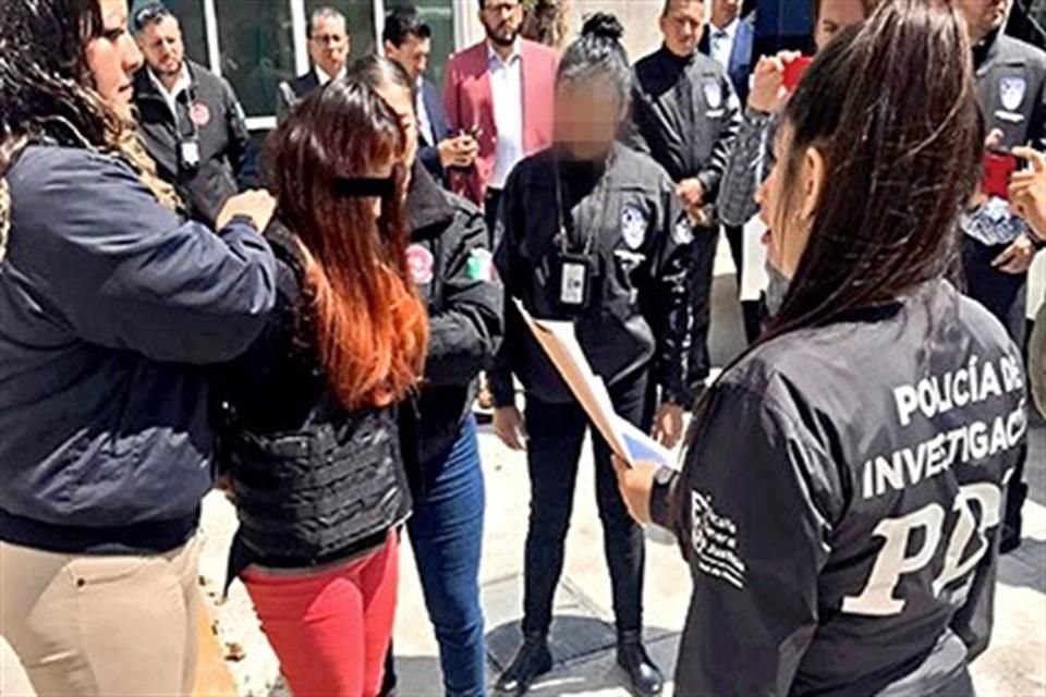 Antes de partir, la pareja escuchó los cargos que se le imputa.