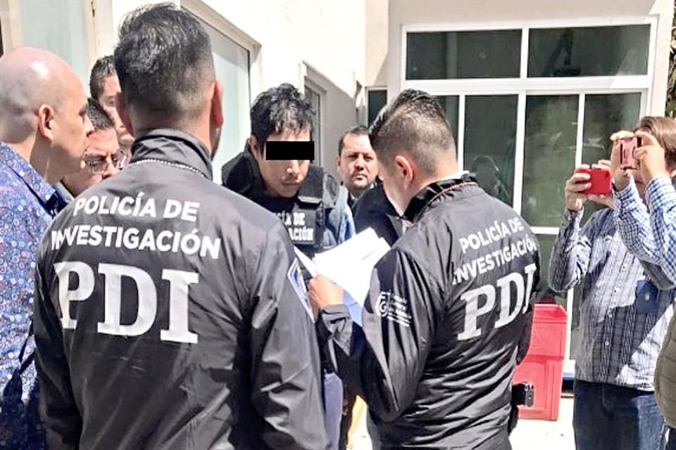 Antes de partir, la pareja escuchó los cargos que se le imputa.