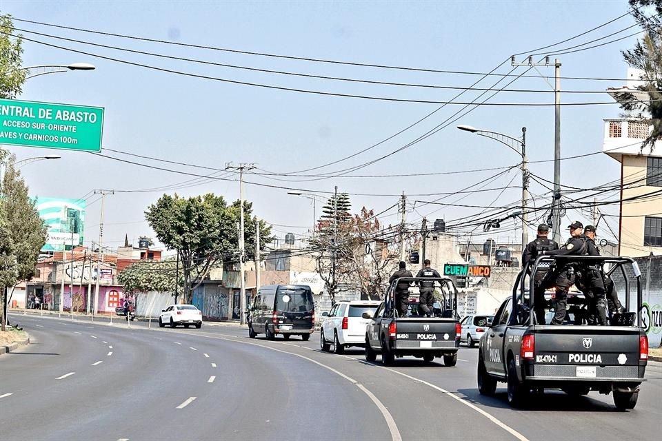 Agentes capitalinos abrieron el paso a los presuntos feminicidas.