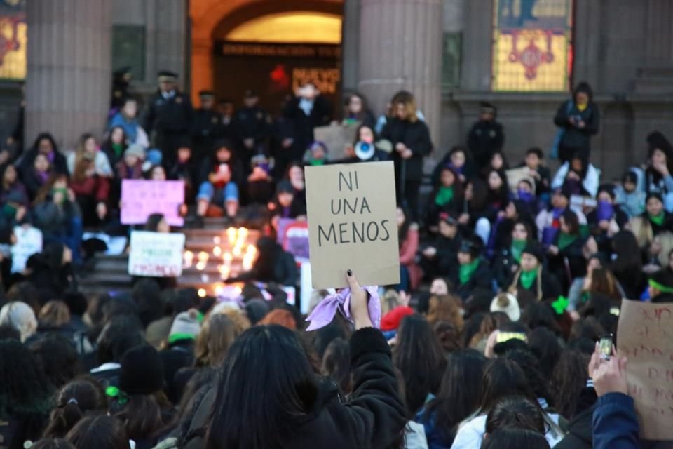 Mujeres participan en la Huelga Feminista #YoPorEllas, frente al Palacio de Gobierno de NL.