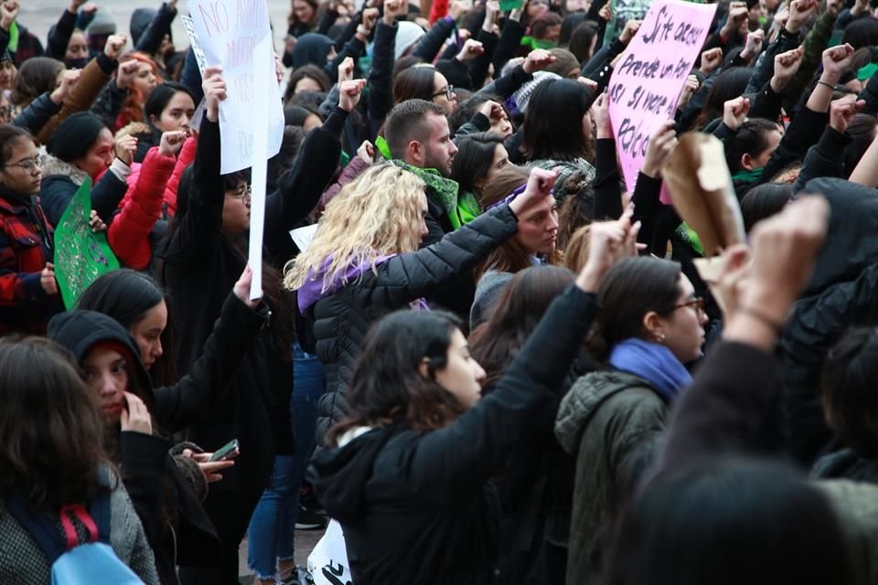 Mujeres participan en la Huelga Feminista #YoPorEllas, frente al Palacio de Gobierno de NL.