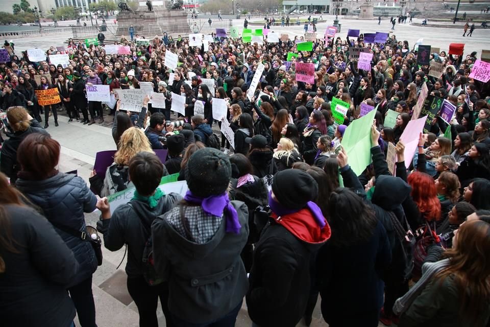 Mujeres participan en la Huelga Feminista #YoPorEllas, frente al Palacio de Gobierno de NL.