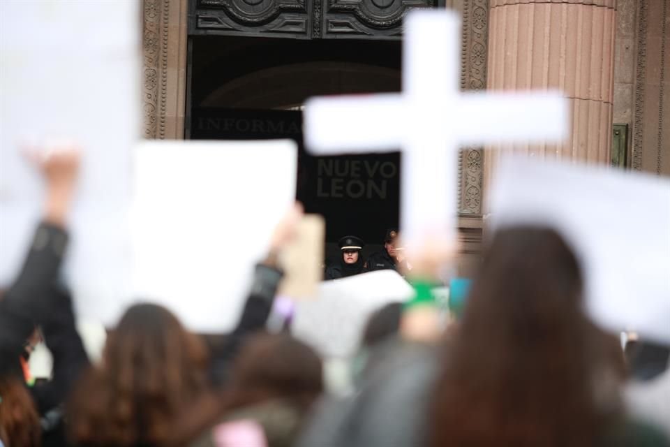 Mujeres participan en la Huelga Feminista #YoPorEllas, frente al Palacio de Gobierno de NL.