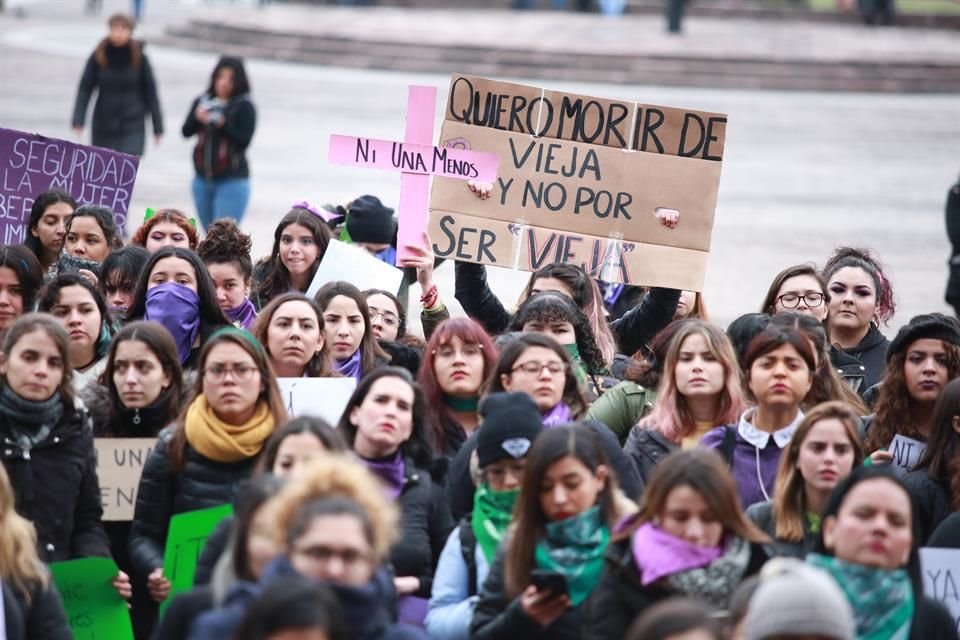 Mujeres participan en la Huelga Feminista #YoPorEllas, frente al Palacio de Gobierno de NL.