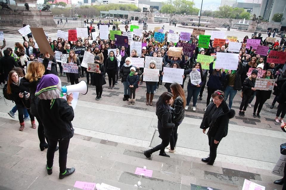 Mujeres participan en la Huelga Feminista #YoPorEllas, frente al Palacio de Gobierno de NL.