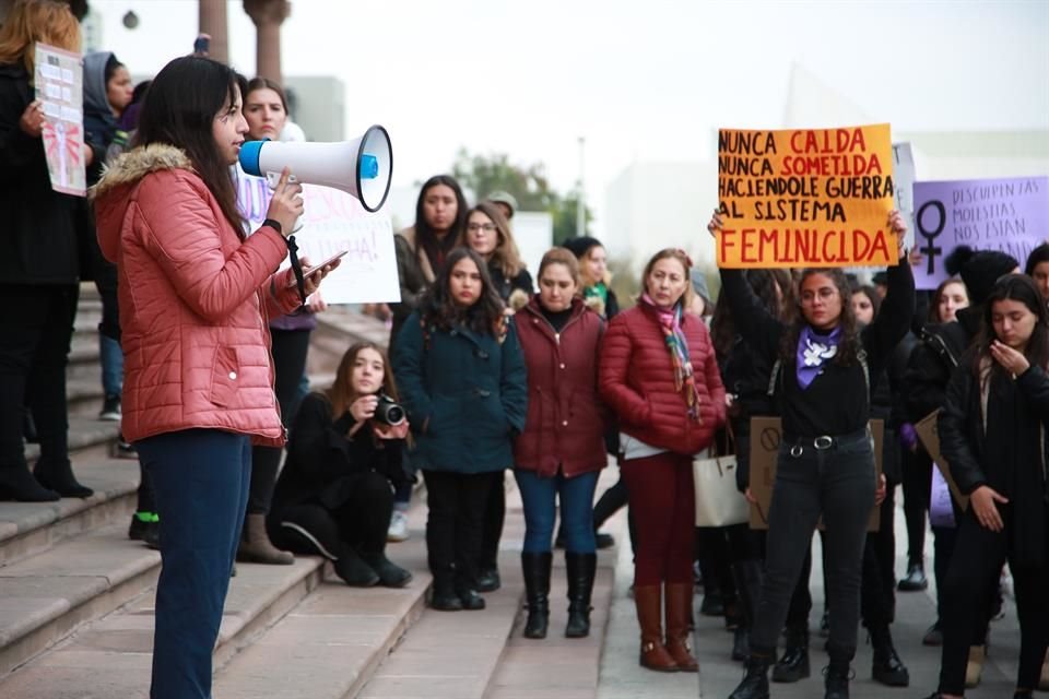 Mujeres participan en la Huelga Feminista #YoPorEllas, frente al Palacio de Gobierno de NL.