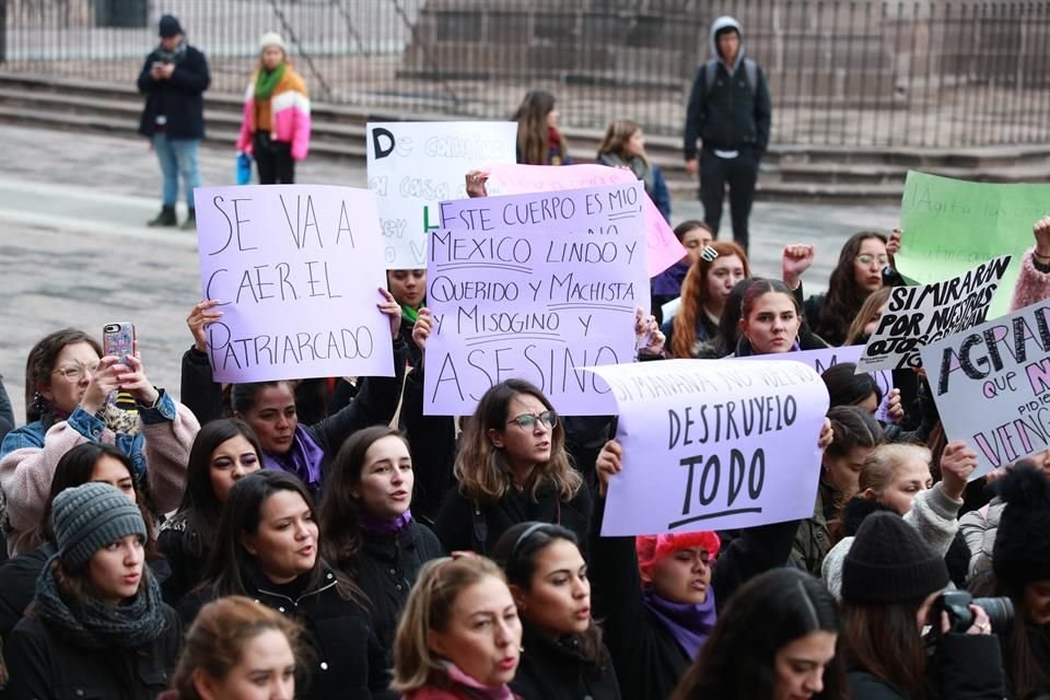 Mujeres participan en la Huelga Feminista #YoPorEllas, frente al Palacio de Gobierno de NL.