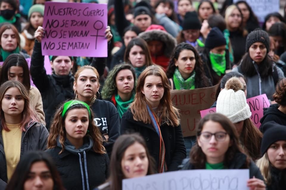 Mujeres participan en la Huelga Feminista #YoPorEllas, frente al Palacio de Gobierno de NL.