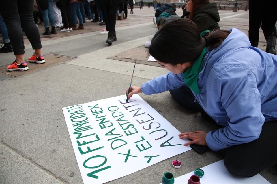 Mujeres participan en la Huelga Feminista #YoPorEllas, frente al Palacio de Gobierno de NL.