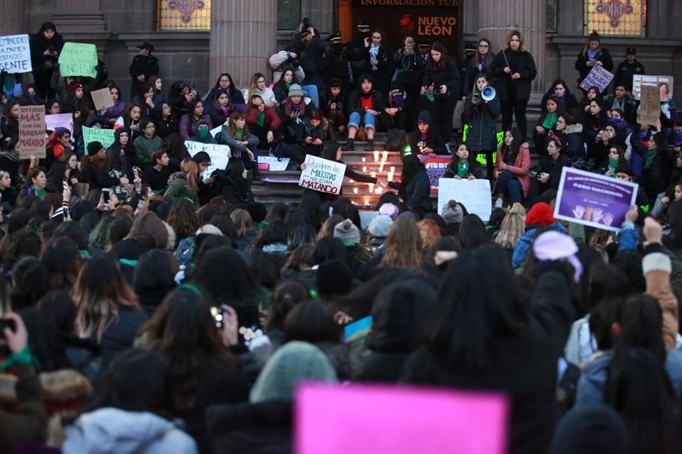 Mujeres participan en la Huelga Feminista #YoPorEllas, frente al Palacio de Gobierno de NL.