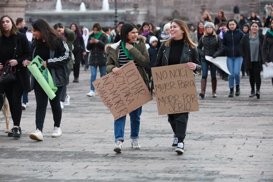 Mujeres participan en la Huelga Feminista #YoPorEllas, frente al Palacio de Gobierno de NL.