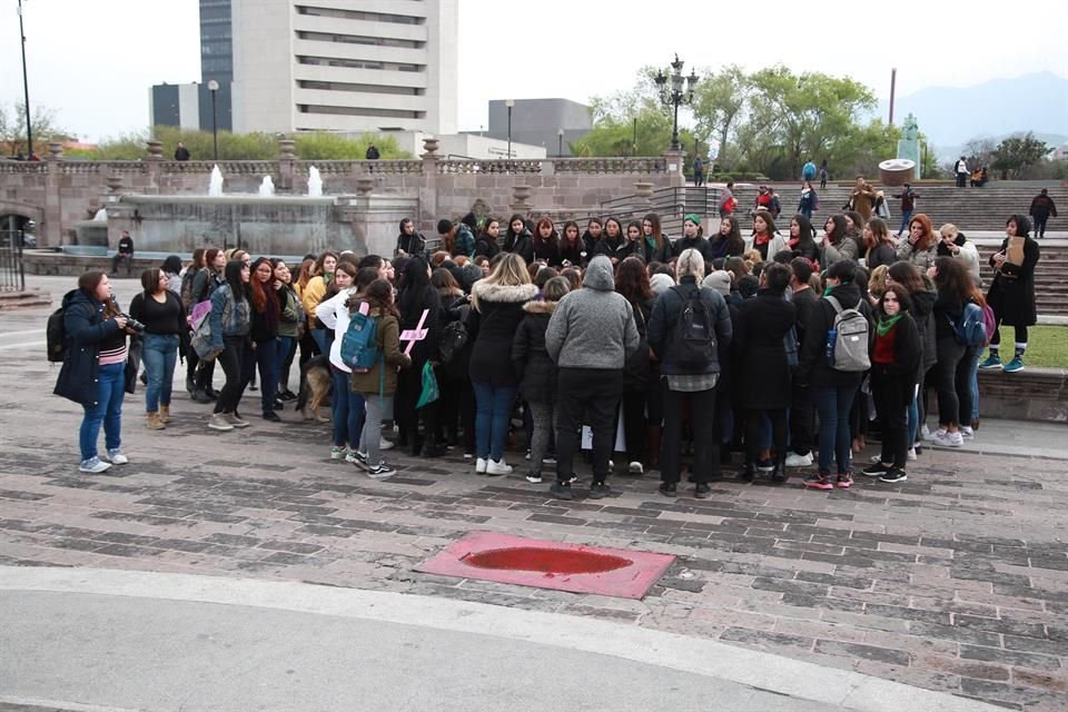 Mujeres participan en la Huelga Feminista #YoPorEllas, frente al Palacio de Gobierno de NL.