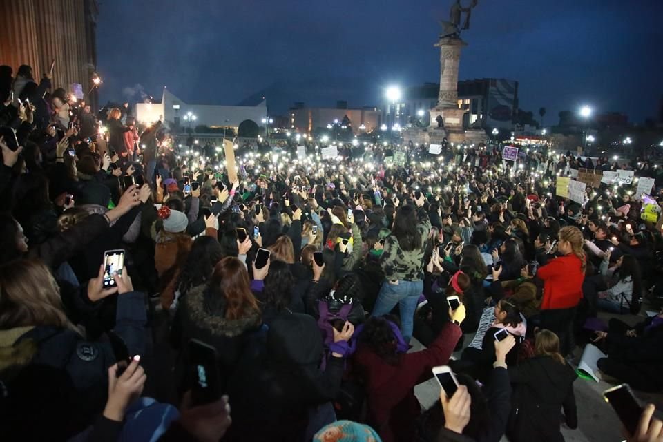 Mujeres participan en la Huelga Feminista #YoPorEllas, frente al Palacio de Gobierno de NL.