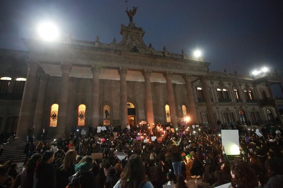 Mujeres participan en la Huelga Feminista #YoPorEllas, frente al Palacio de Gobierno de NL.