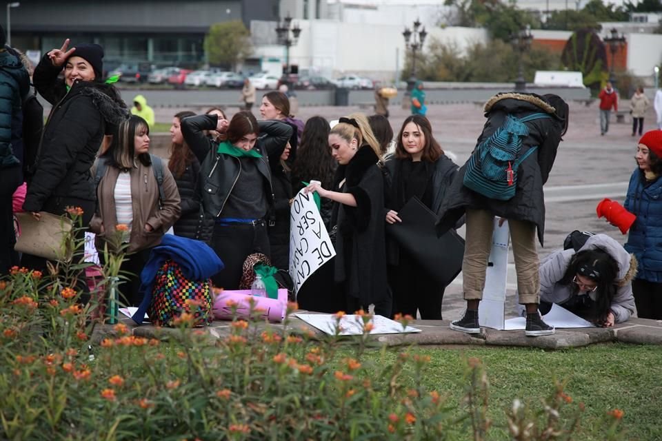 Mujeres participan en la Huelga Feminista #YoPorEllas, frente al Palacio de Gobierno de NL.