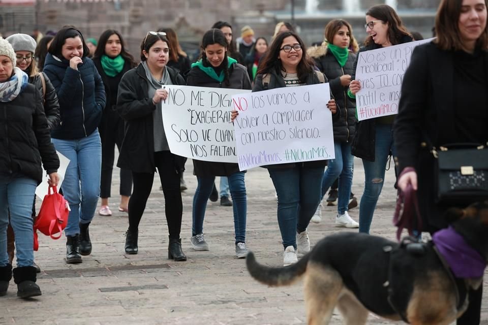 Mujeres participan en la Huelga Feminista #YoPorEllas, frente al Palacio de Gobierno de NL.