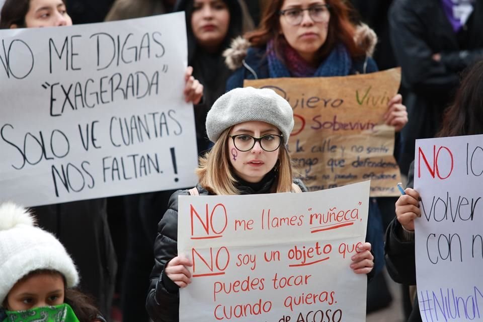 Mujeres participan en la Huelga Feminista #YoPorEllas, frente al Palacio de Gobierno de NL.