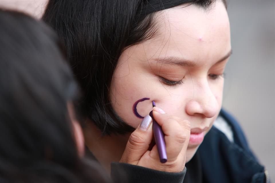 Mujeres participan en la Huelga Feminista #YoPorEllas, frente al Palacio de Gobierno de NL.