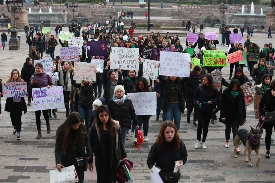 Mujeres participan en la Huelga Feminista #YoPorEllas, frente al Palacio de Gobierno de NL.