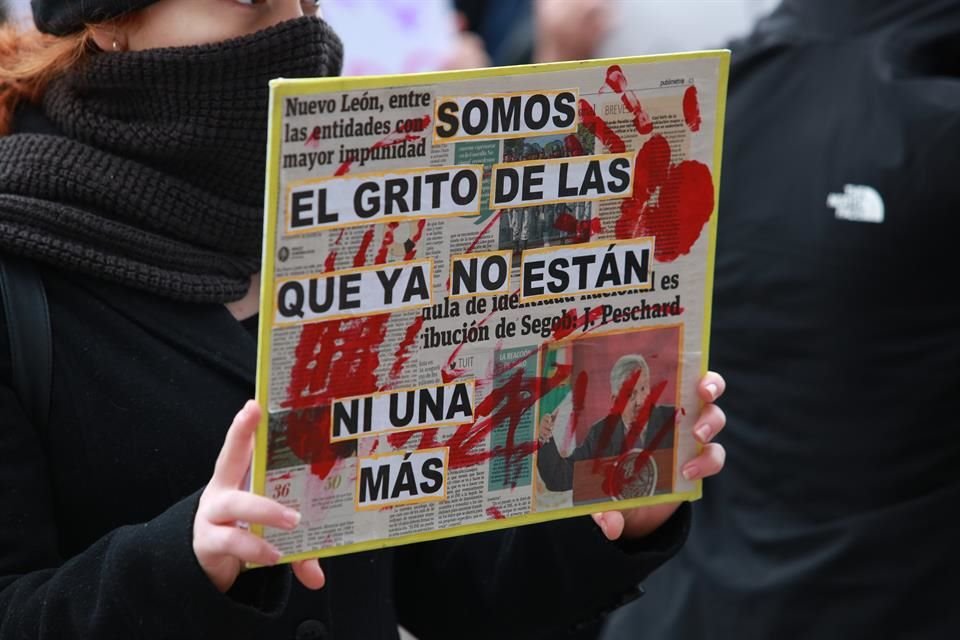 Mujeres participan en la Huelga Feminista #YoPorEllas, frente al Palacio de Gobierno de NL.