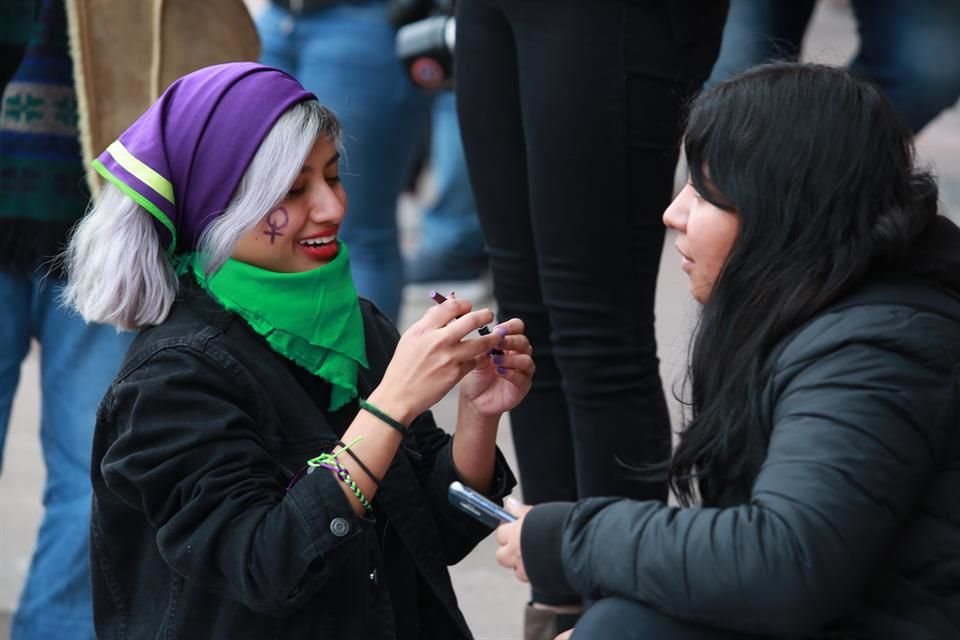 Mujeres participan en la Huelga Feminista #YoPorEllas, frente al Palacio de Gobierno de NL.