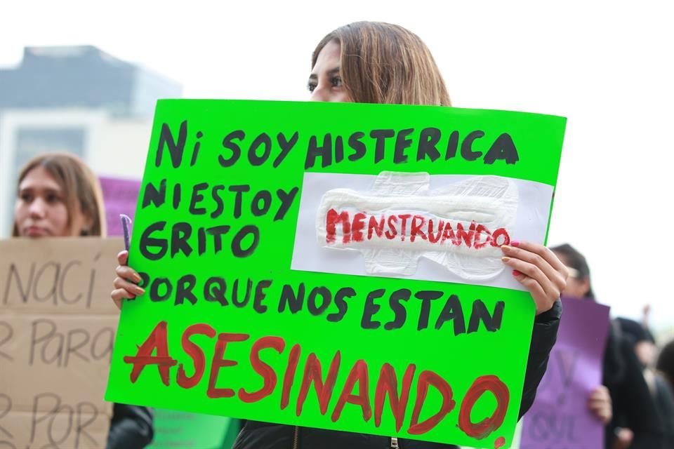 Mujeres participan en la Huelga Feminista #YoPorEllas, frente al Palacio de Gobierno de NL.