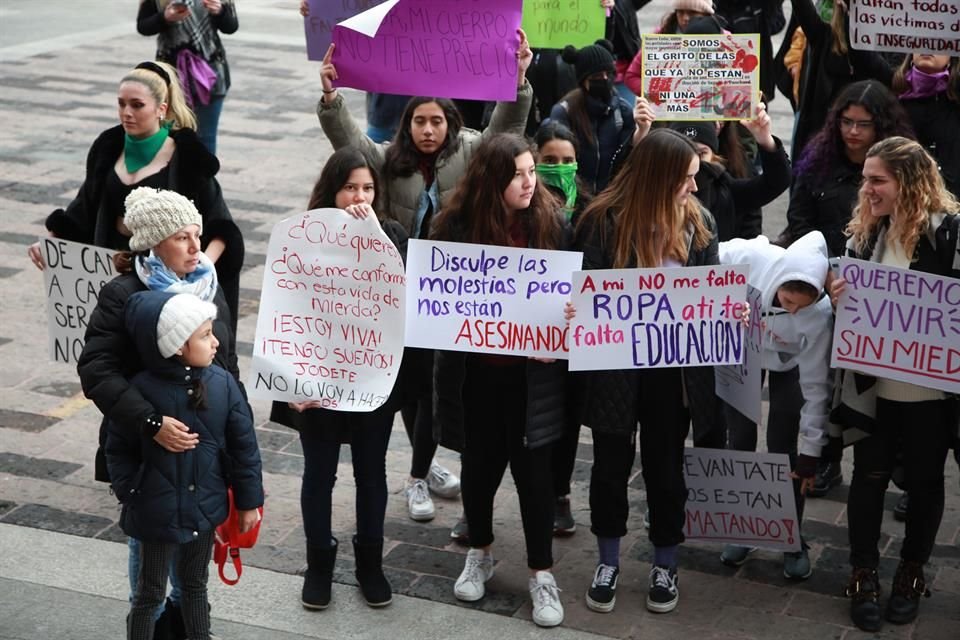 Mujeres participan en la Huelga Feminista #YoPorEllas, frente al Palacio de Gobierno de NL.