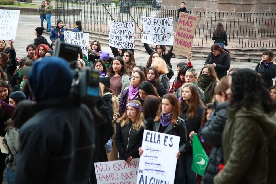 Mujeres participan en la Huelga Feminista #YoPorEllas, frente al Palacio de Gobierno de NL.