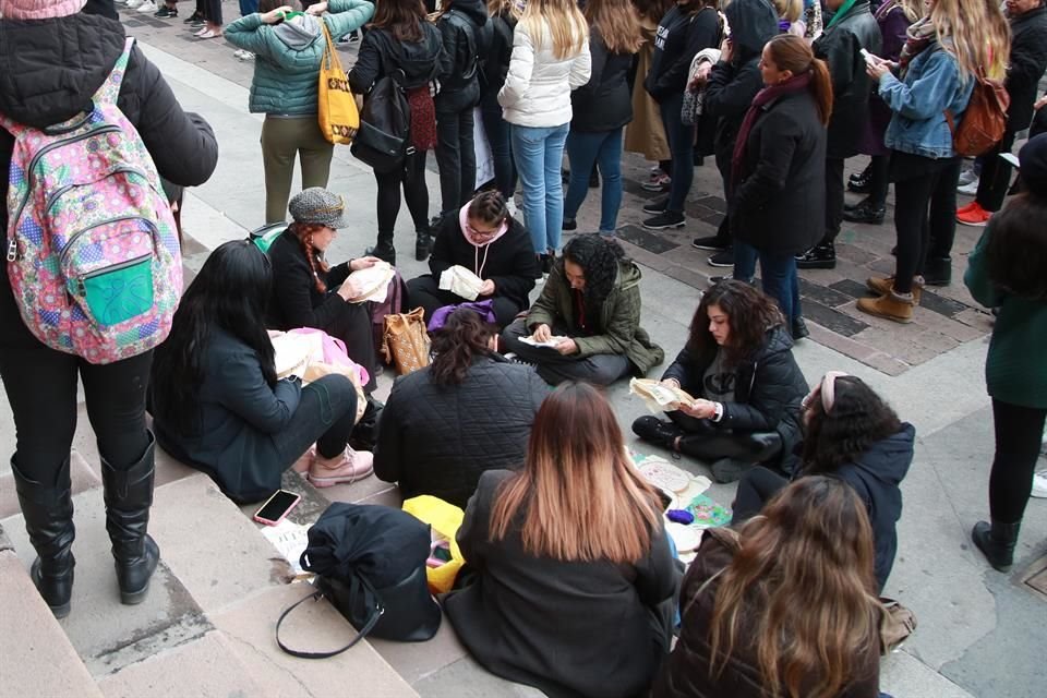 Mujeres participan en la Huelga Feminista #YoPorEllas, frente al Palacio de Gobierno de NL.