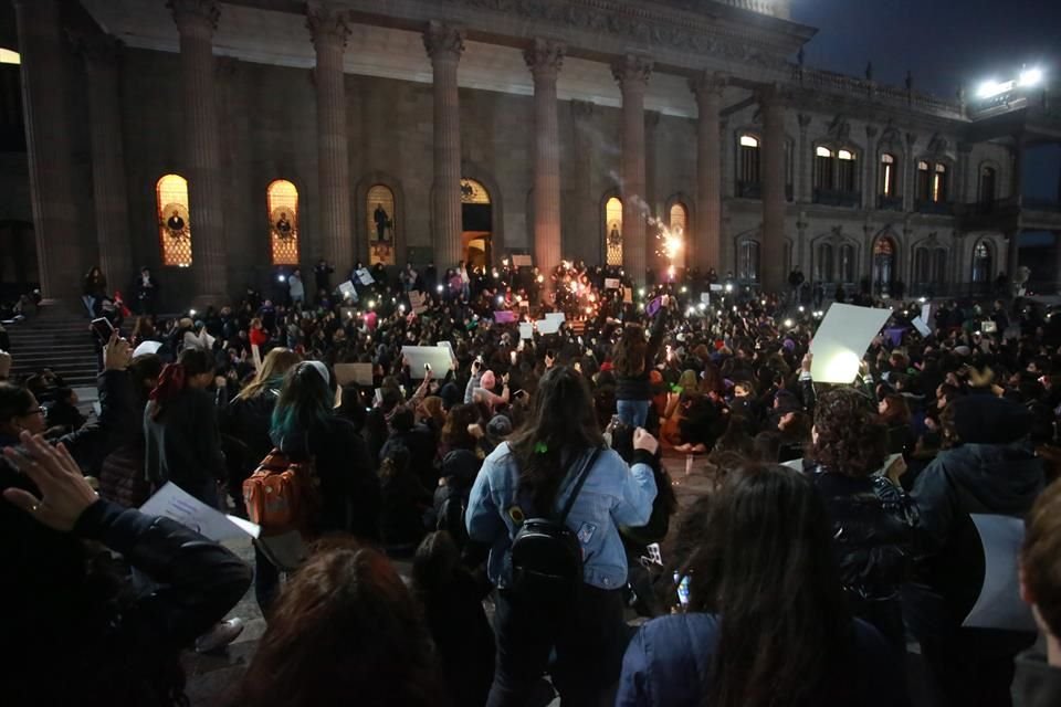 En la Explanada de los Héroes, las manifestantes protestaron encendiendo bengalas y veladoras. 