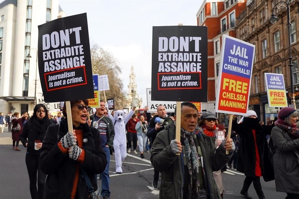 Cientos de personas protestaron en Londres para pedir al Gobierno británico que no extradite a Julian Assange a EU para ser enjuiciado.