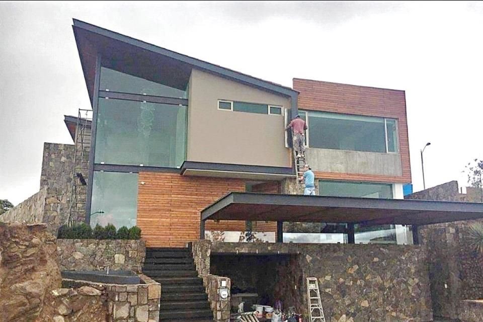  La casa de 8 millones de pesos en el club de golf de Alto Lozano en Michoacán fue adquirida en 2018 por Color Gasca tras su paso por Liconsa; ese año realizó varios viajes internacionales.  