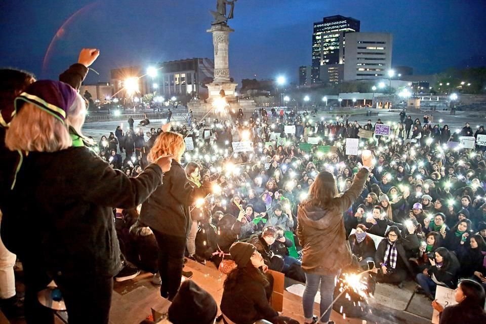 Mujeres participan en la Huelga Feminista #YoPorEllas, frente al Palacio de Gobierno de NL el 20 de febrero.