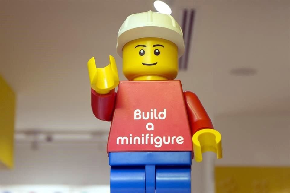 Lego dijo que invertirá en 'otros canales' de publicidad durante este tiempo.