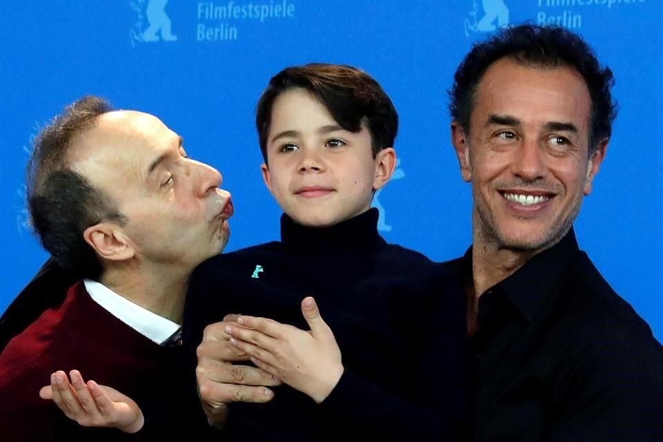 El director Matteo Garrone (derecha) y los actores Roberto Benigni (izquierda)y Federico Ielapi (centro) se divirtieron a su paso por la alfombra de La Berlinale.