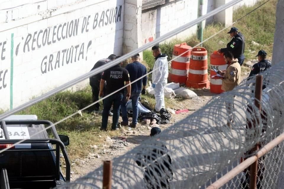 Vecinos detectaron los cuerpos de dos mujeres tirados a un costado de una terracería en la Colonia Playa Golondrinas, en Ecatepec.